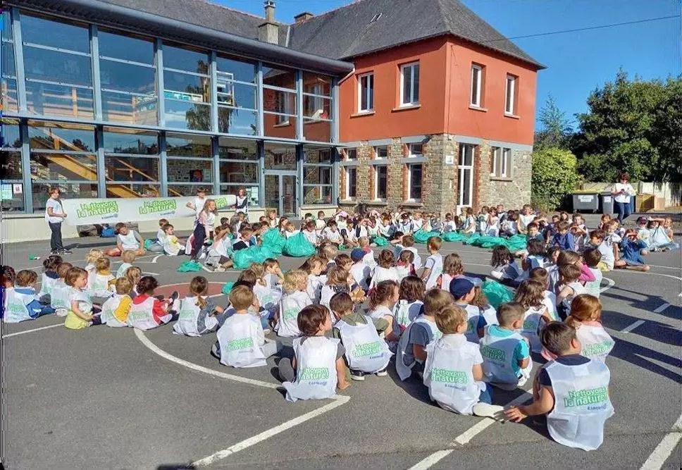 Les eleves rassembles dans la cour devant les batiments de l ecole, lors de l operation Nettoyons la nature