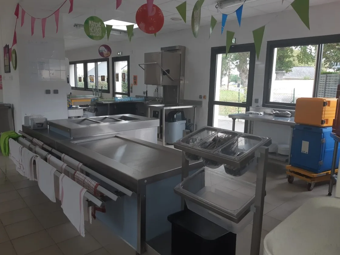 La cuisine de la cantine et sa ligne de self, en inox