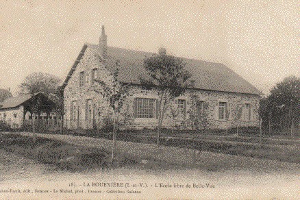Carte postale ancienne : l’école libre de Belle-Vue à La Bouëxière, bâtiment de pierre à un étage bordé d’arbres