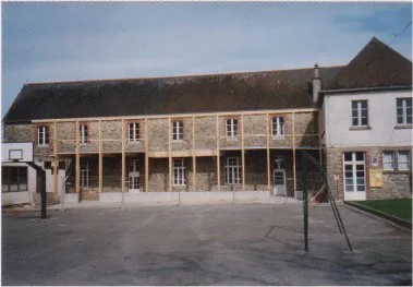 Le bâtiment de l’école après les travaux, avec sa coursive en bois le long du premier étage