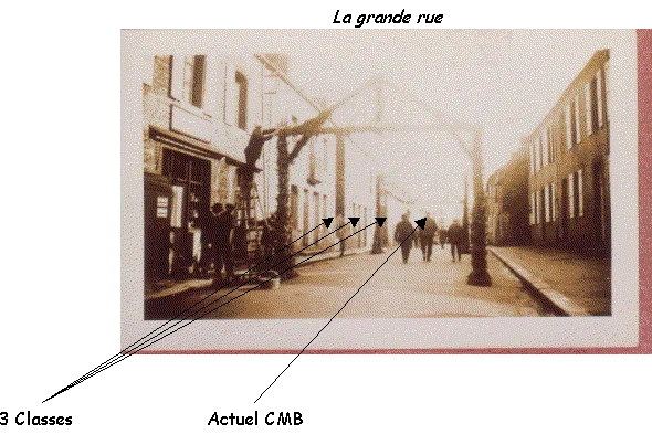 Photographie ancienne de la grande rue de La Bouëxière, bordée de maisons
