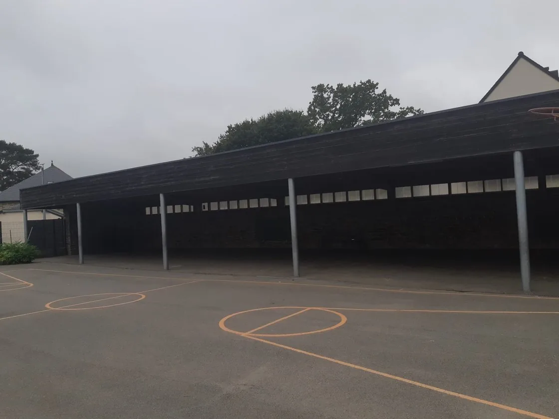 Le préau de l’école vu depuis la cour, avec ses marquages au sol