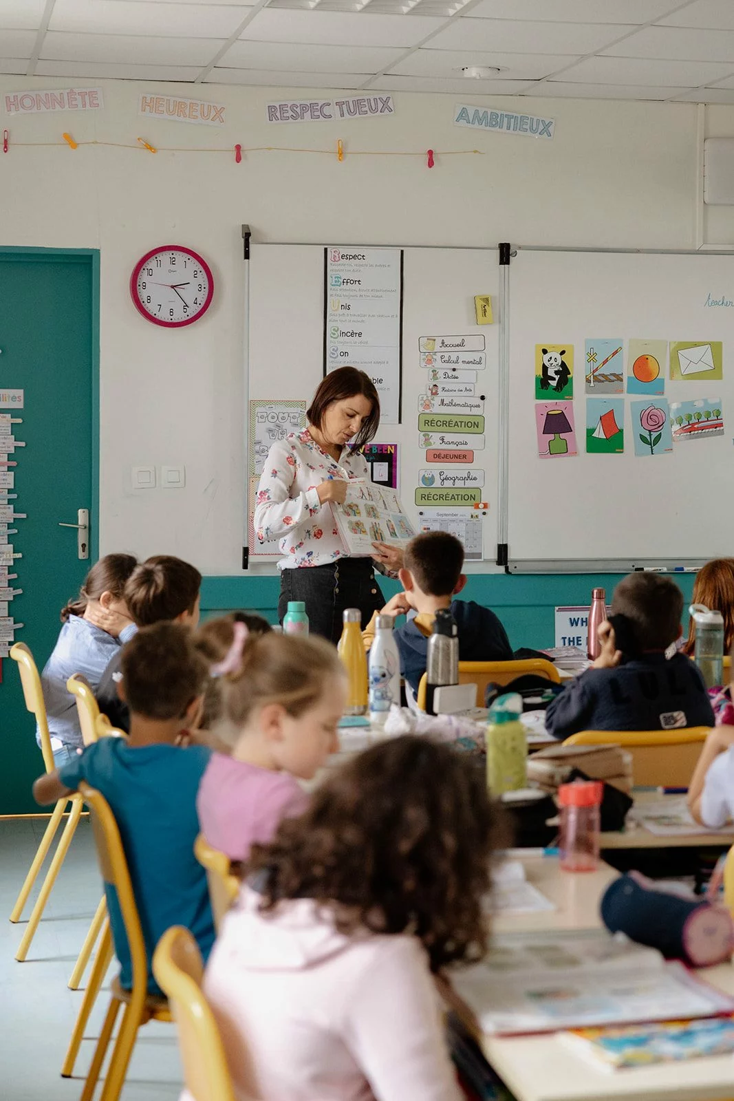 Une classe d'élémentaire au travail, vue depuis le fond de la salle