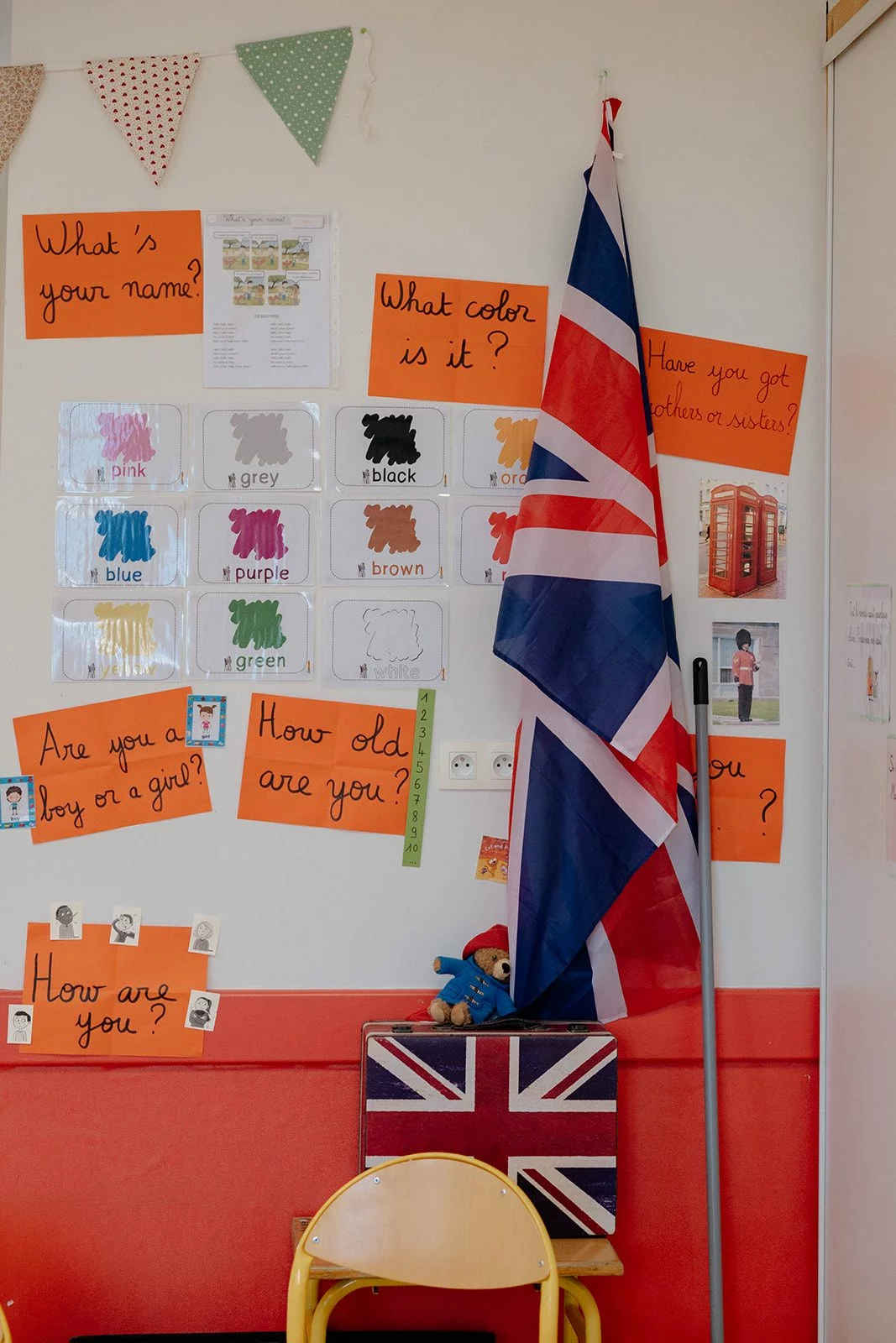 Le coin anglais d une classe : drapeau britannique, cartes de vocabulaire et petite table de travail
