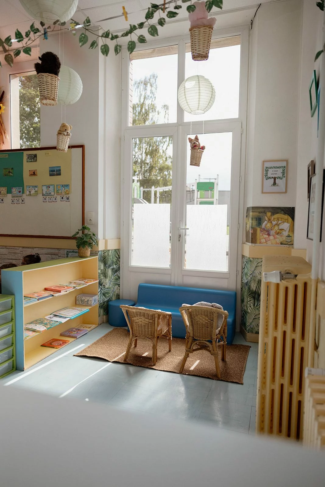 Le coin lecture d'une classe de maternelle, ses coussins et ses livres rangés à hauteur d'enfant