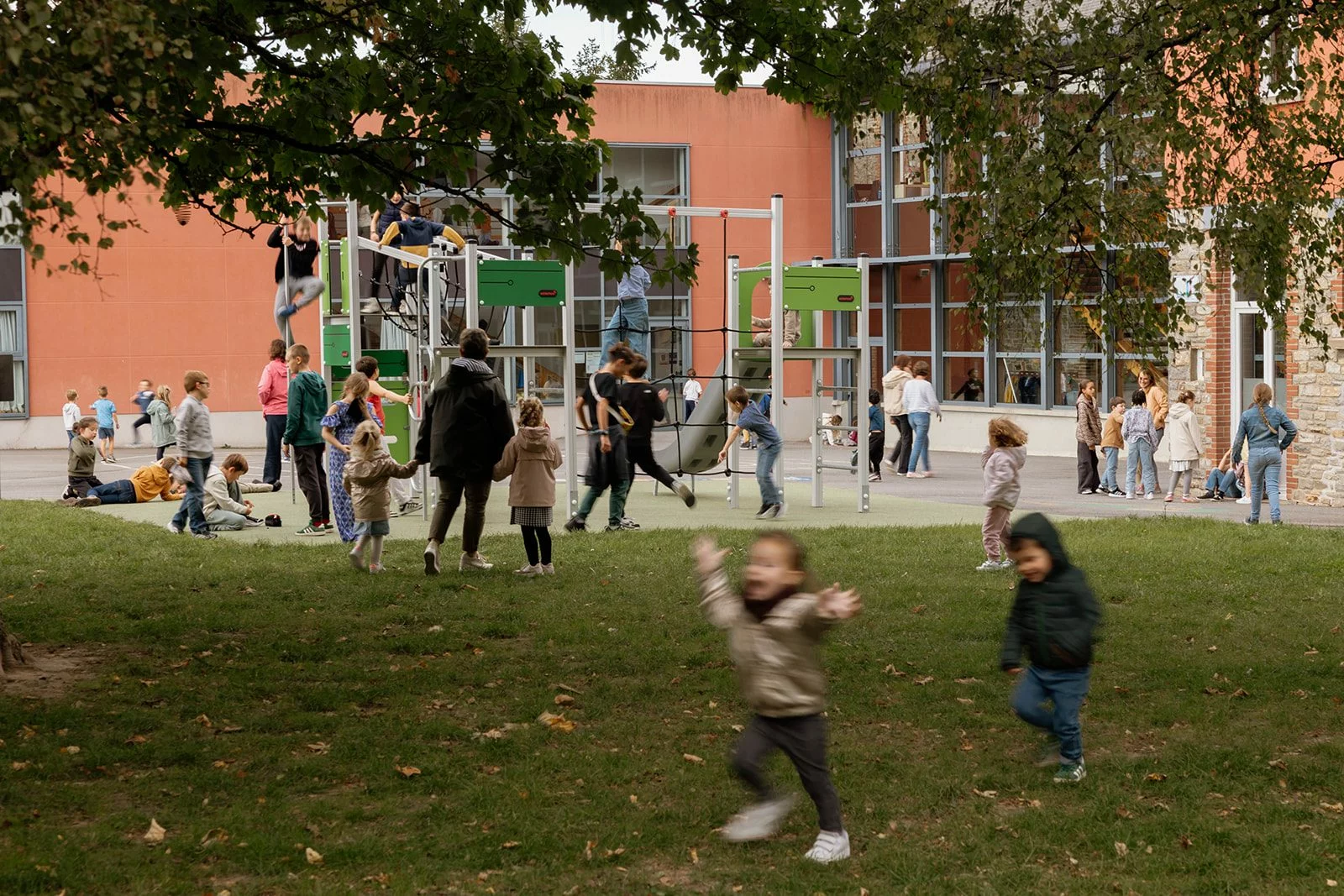 Des élèves courent et jouent dans la cour de l'école pendant la récréation